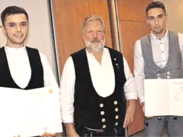 Marcel Plehn rechts im Bild: Auszeichnung als Prüfungsbester durch Obermeister Norbert Lanz (Mitte)