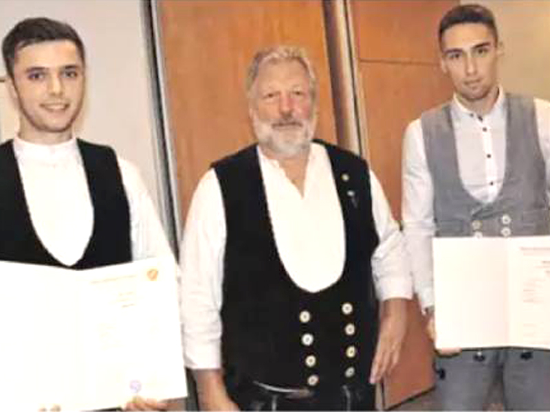 Marcel Plehn rechts im Bild: Auszeichnung als Prüfungsbester durch Obermeister Norbert Lanz (Mitte)